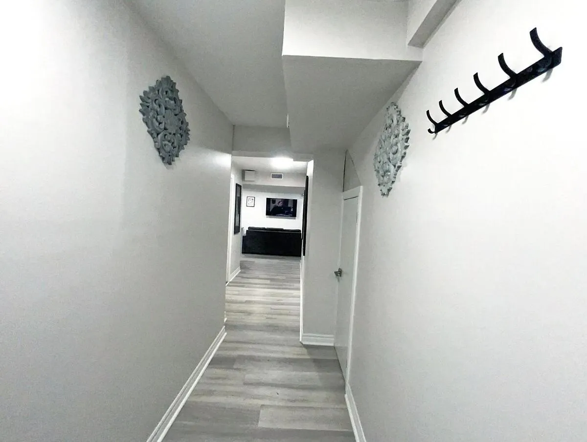 Hamilton Chic Retreat - Cozy Winter Getaway Apartment Canada