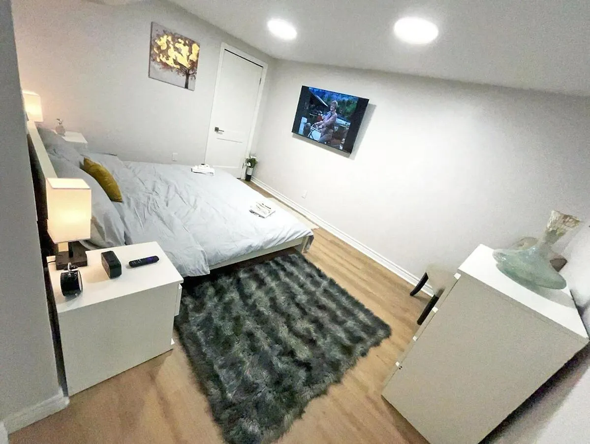 Hamilton Chic Retreat - Cozy Winter Getaway Apartment