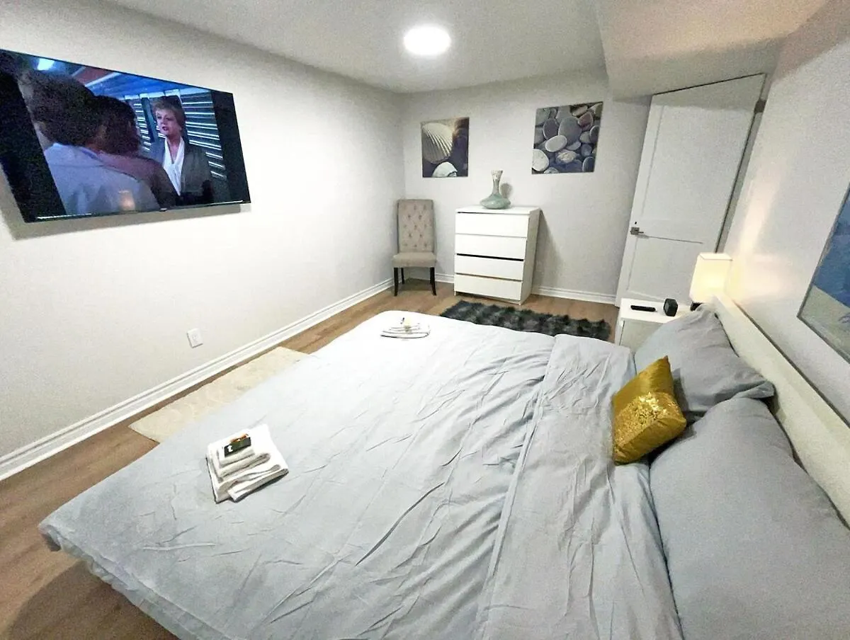 Hamilton Chic Retreat - Cozy Winter Getaway Apartment 0*,  Canada