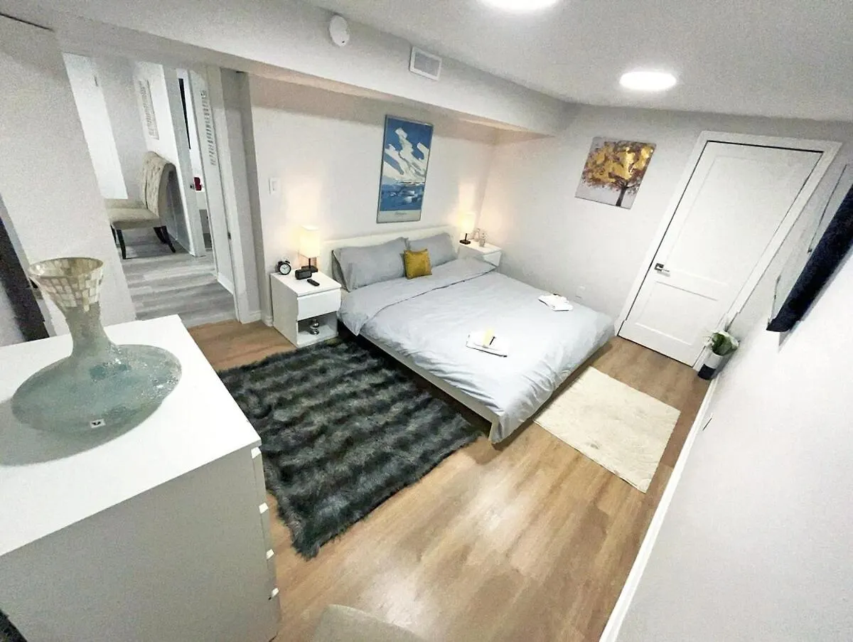 Hamilton Chic Retreat - Cozy Winter Getaway Apartment Canada