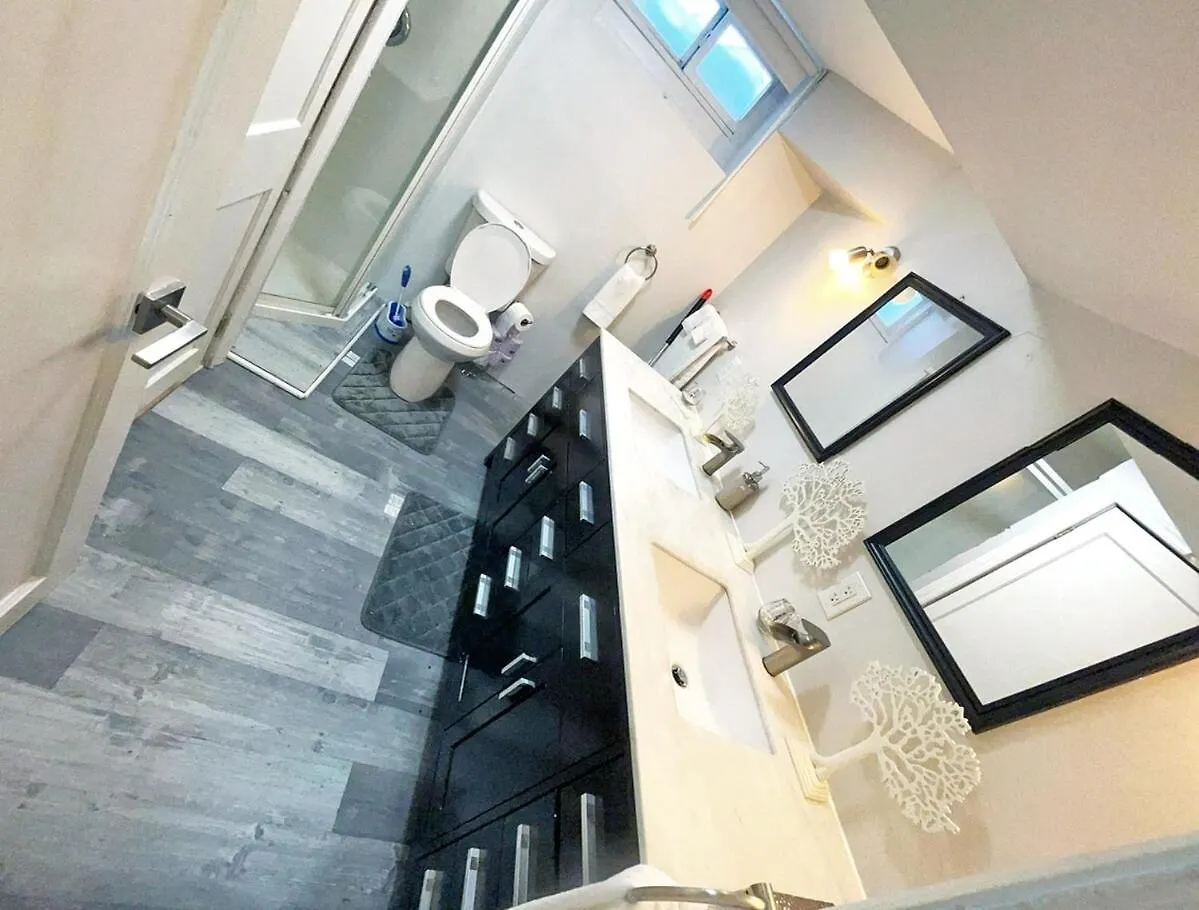 Hamilton Chic Retreat - Cozy Winter Getaway Apartment Canada