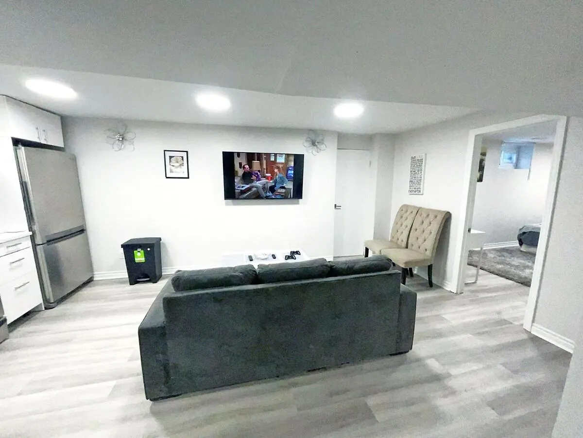 Hamilton Chic Retreat - Cozy Winter Getaway Apartment