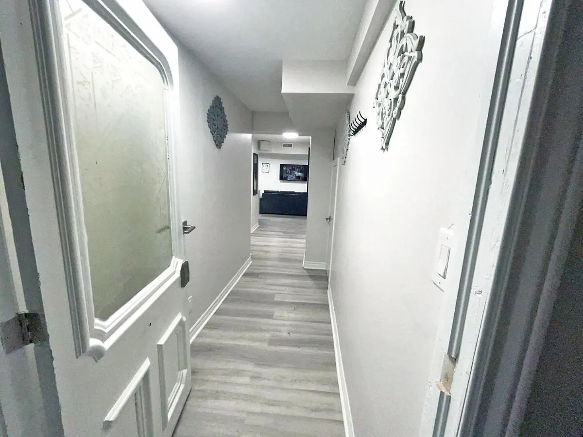 Hamilton Chic Retreat - Cozy Winter Getaway Apartment