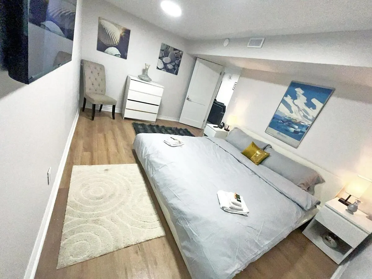 Hamilton Chic Retreat - Cozy Winter Getaway Apartment