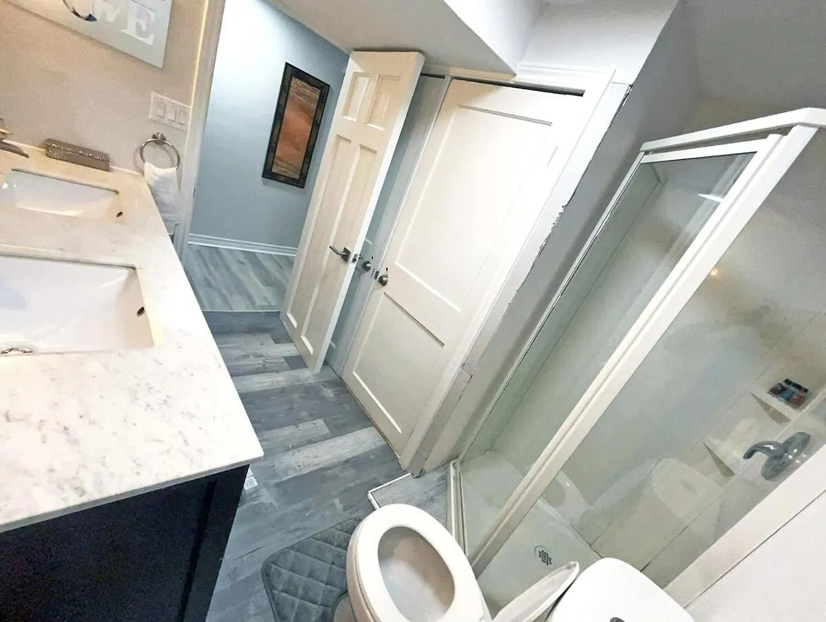 Hamilton Chic Retreat - Cozy Winter Getaway Apartment